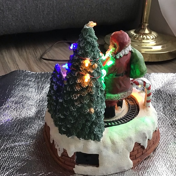 Lighted Animated Musical Xmas tree, Santa, A child, Moving...